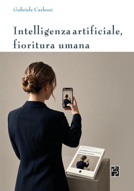 Copertina di Intelligenza artificiale, fioritura umana di Gabriele Carboni: una donna di spalle fotografa con il telefono il libro posato su un piedistallo